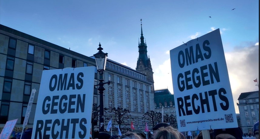 Foto einer Demonstration gegen Rechts mit Nebel.